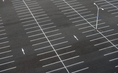 Parkplatz eines Einkaufscenters gehört zu öffentlichem Straßenverkehr